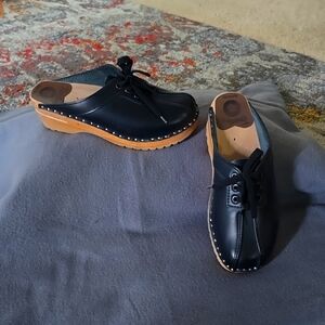 Tormentors navy leather clogs